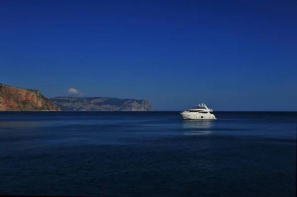 Yacht Bianco Illuminato Dalla Luna Nel Mar Nero Pernottamento Mare — Foto Stock