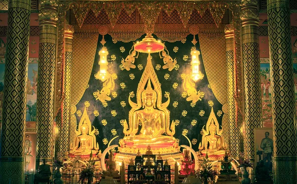 Siedzącej obrazu Buddy w świątyni — Zdjęcie stockowe