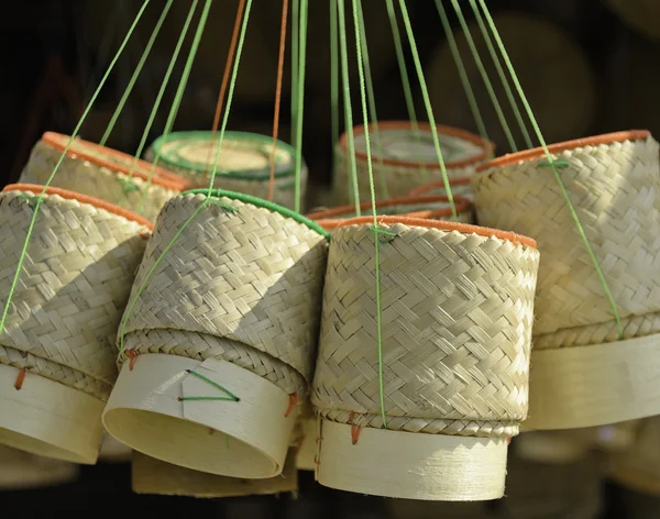 Бамбуковый контейнер ручной работы для хранения глютенового риса — стоковое фото