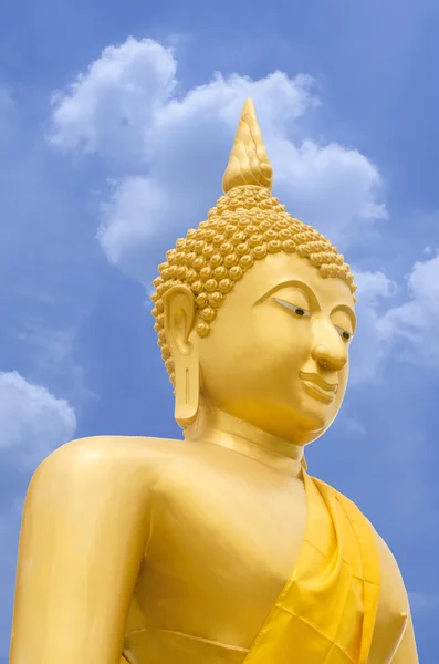 Mavi gökyüzü ile oturmuş Buda resim — Stok fotoğraf