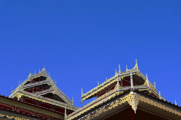 Budist tapınağı çatı mimarisi — Stok fotoğraf