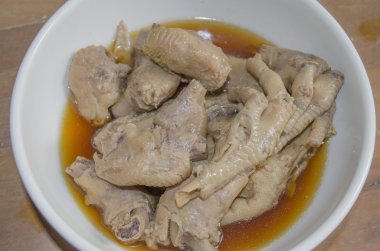 Tavuk bacağı içinde sos ihtiva eder