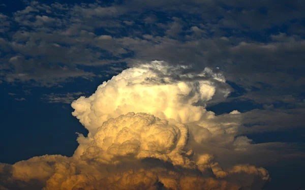 Nuvola di funghi nel cielo blu profondo — Foto Stock