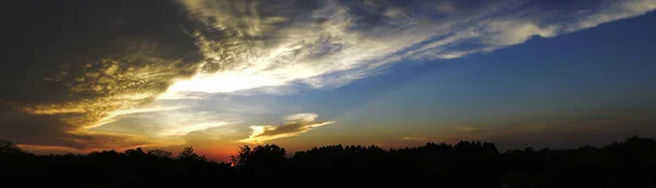 Silhueta e céu colorido no pôr do sol bonito — Fotografia de Stock