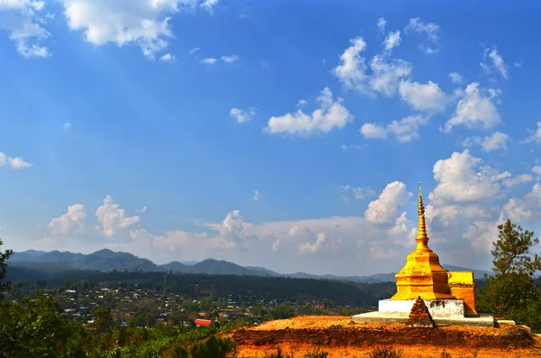 Golden pagoda ülke tepe üzerinde — Stok fotoğraf