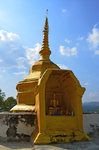 Golden pagoda tepe üzerinde — Stok fotoğraf