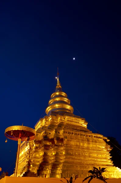 Sri jom stringi złota pagoda w nocy — Zdjęcie stockowe