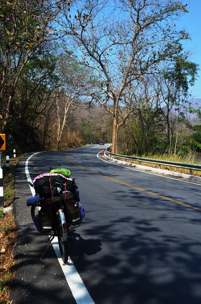 Bicicleta en carretera pavimentada — Foto de Stock