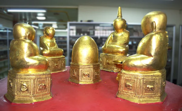 Malý zlatý sedícího Buddhy — Stock fotografie