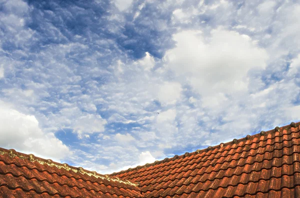 Tiled Roof with Fluffy Cloud Blue Sky — Stock Photo, Image