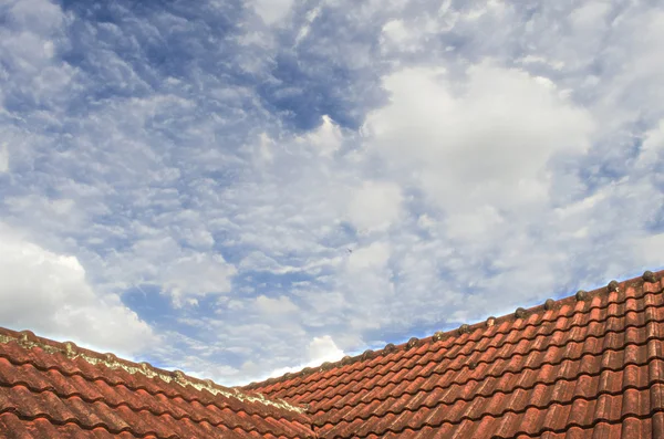 Telhado com Fluffy Cloud Blue Sky — Fotografia de Stock