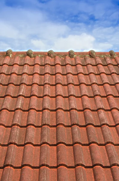 Tegeltak med fluffigt moln blå himmel — Stockfoto