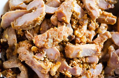 Kızarmış sarımsak ile kavrulmuş domuz eti parçaları