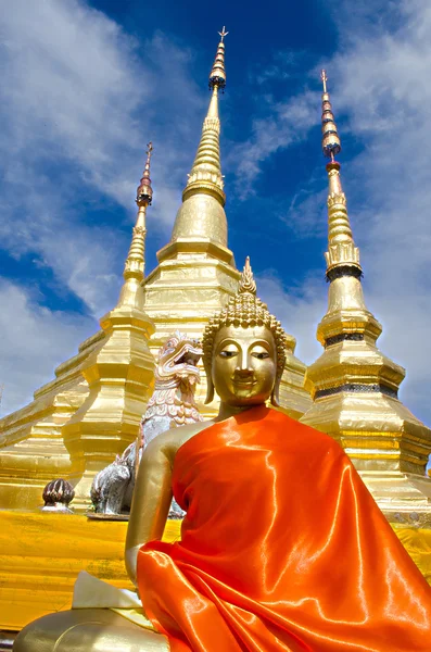 Düster sitzendes Buddha-Bild — Stockfoto