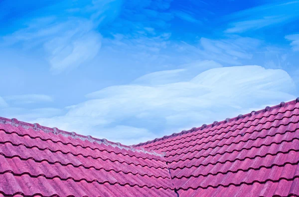 Cielo cristaliza congelación a hielo sobre techo de azulejos rojos —  Fotos de Stock