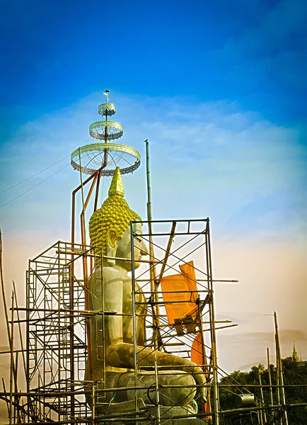 Imagem de Buda sentado em construção — Fotografia de Stock