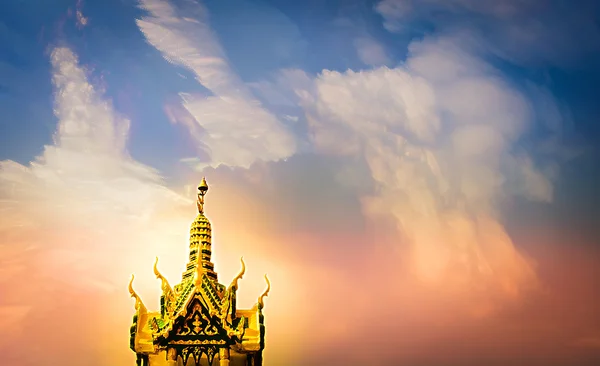 カラフルな空で世帯の神の神社 — ストック写真