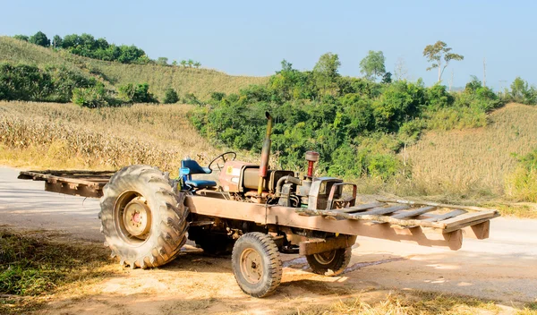 Yüksüz Motor kamyon tepe üzerinde mısır tarlası yanında — Stok fotoğraf