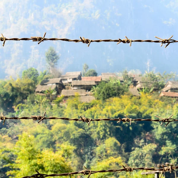 Barbed Wire and House of Refugee Camps — Stock Photo, Image