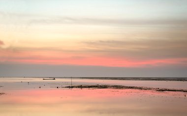 Balıkçı tekne ve sabah huzurlu deniz