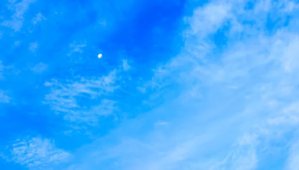 Lua e céu azul nublado brilhante — Fotografia de Stock