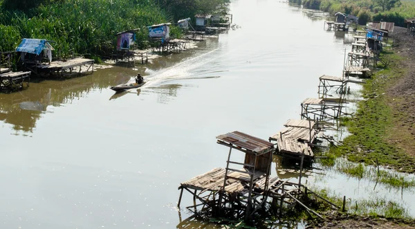 Balıkçı tekne ve yerel kanal iskelede Balık tutma — Stok fotoğraf