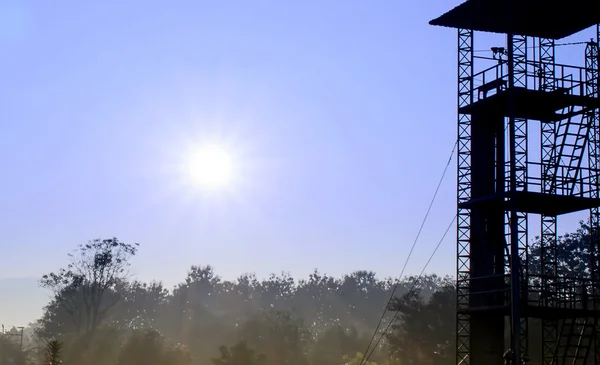 Zonsopgang en 34-voet toren om te oefenen Parachute Dril — Stockfoto