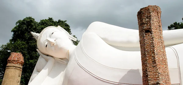 Beyaz yatan Buda görüntü heykel — Stok fotoğraf