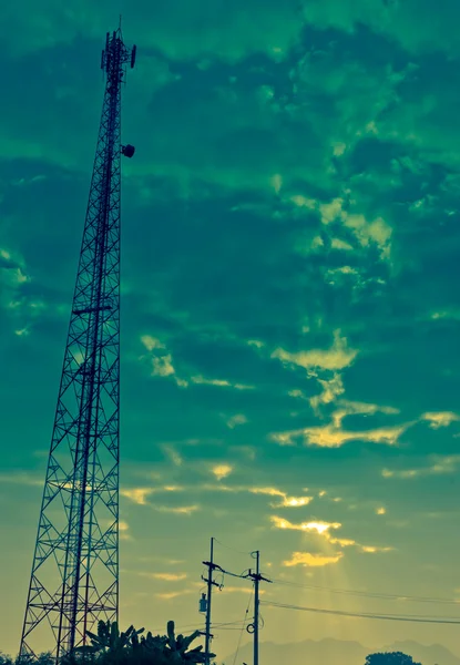 Kommunikation antennen tornet och molnig himmel med Sunbeam — Stockfoto