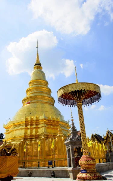 Zlatá Pagoda a modrá obloha — Stock fotografie