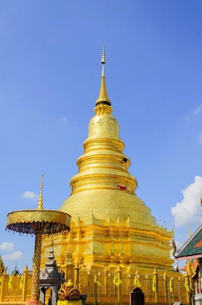 Złota Pagoda i błękitne niebo — Zdjęcie stockowe