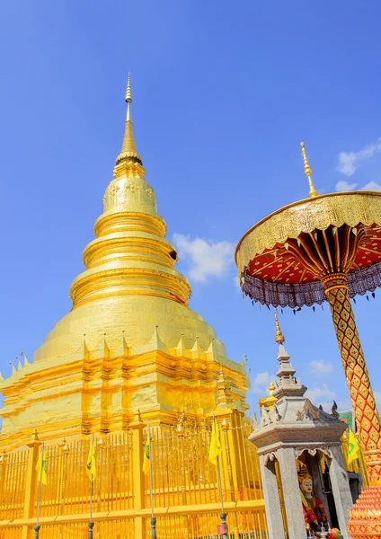 Złota Pagoda i błękitne niebo — Zdjęcie stockowe