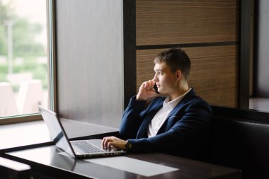 Kafede akıllı telefonuyla konuşan işadamıportresi. 