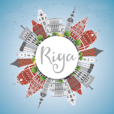 Simge, mavi gökyüzü ve kopya alanı ile Riga manzarası. 