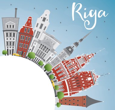 Simge, mavi gökyüzü ve kopya alanı ile Riga manzarası. 