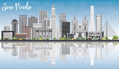 Sao Paulo manzarası ile gri binalar, mavi gökyüzü ve yansımaları.
