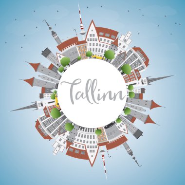 Tallinn manzarası gri binalar, mavi gökyüzü ve kopya alanı. 
