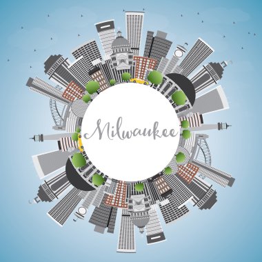 Gri Binalar, Mavi Gökyüzü ve Copy Space ile Milwaukee Skyline. 