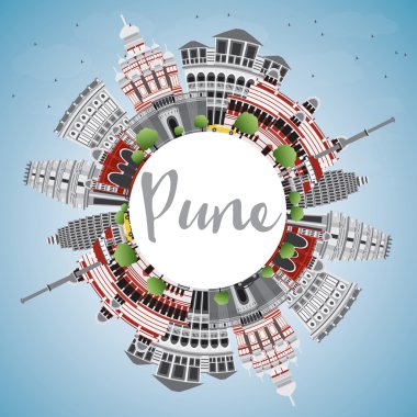 Renkli Binalar, Mavi Gökyüzü ve Copy Space ile Pune Skyline. 