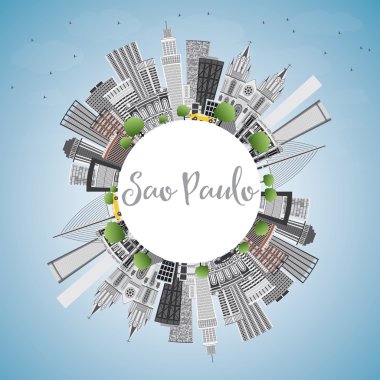 Sao Paulo manzarası gri binalar, mavi gökyüzü ve kopya alanı.