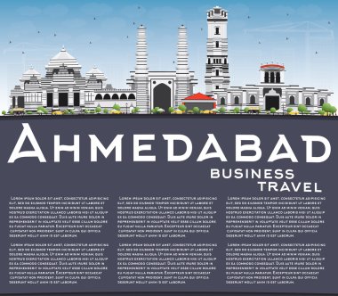 Ahmedabad manzarası gri binalar, mavi gökyüzü ve kopya alanı.