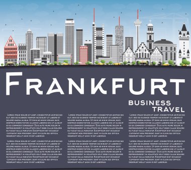 Frankfurt manzarası gri binalar, mavi gökyüzü ve kopya alanı.