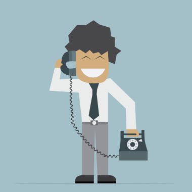 Mavi arka plan telefonla konuşurken işadamı