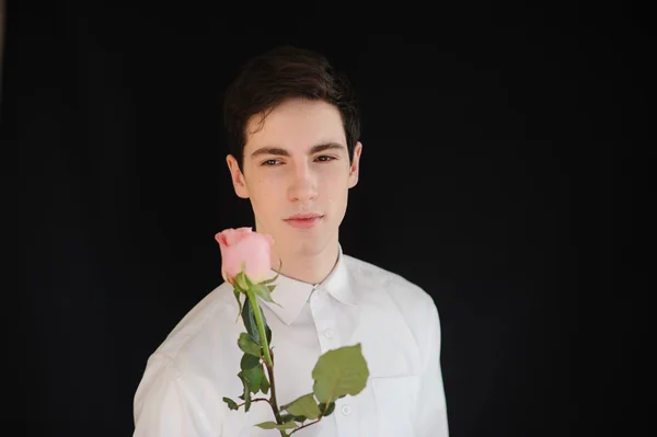 Jonge man met een roos — Stockfoto
