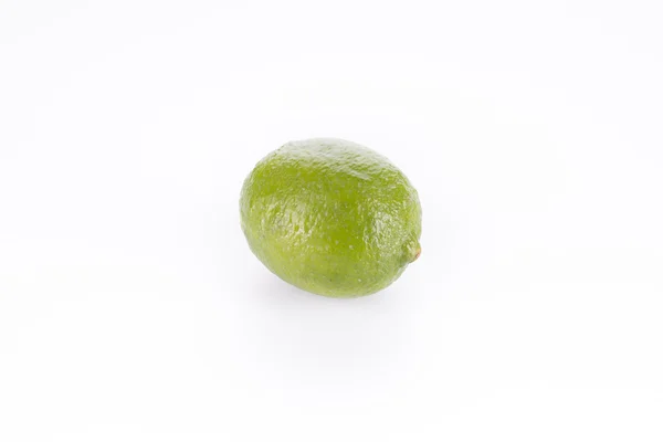 Une lime fraîche entière isolée sur un blanc — Photo