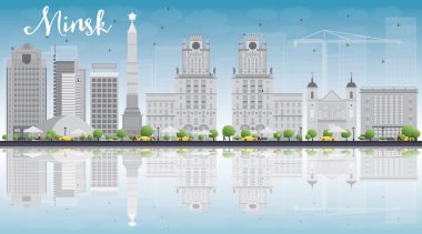 Minsk manzarası gri binalar ve mavi gökyüzü ile.