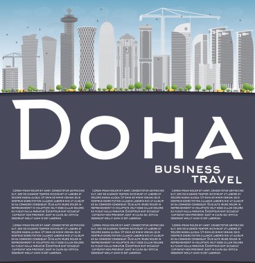 Gri gökdelenler ve mavi gökyüzü ile Doha silueti.