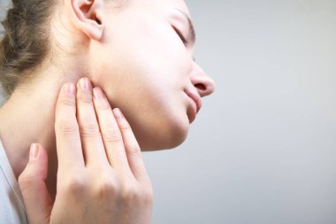 Hasta kadın boğaz ağrısı çekiyor. Mevsimsel hastalık.