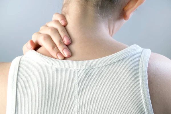 Boynu ağrıyan bir kadının yakın çekimi..