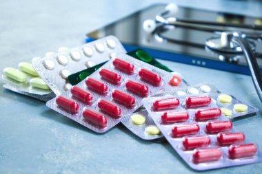 Doktorun muayenehanesine yakın çekim ilaç yığını.